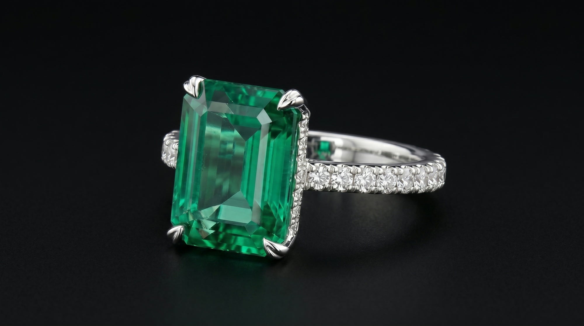 Émeraude Solitaire Ring